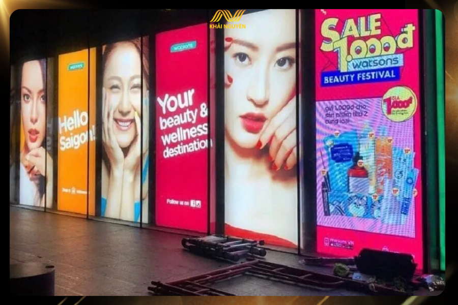 Hộp đèn quảng cáo là “điểm thu hút thị giác” của khách hàng