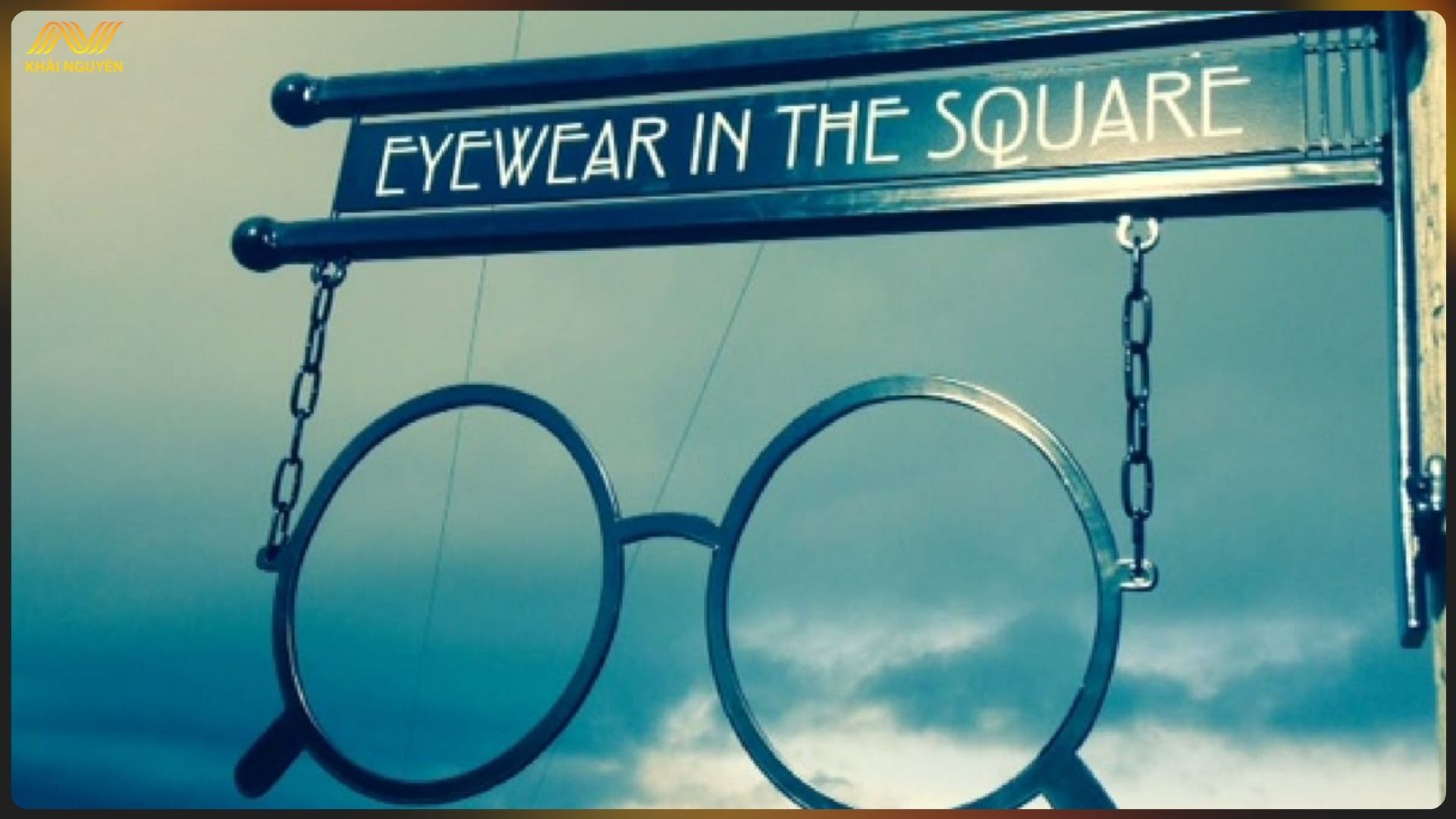 Biển vẫy kính mắt