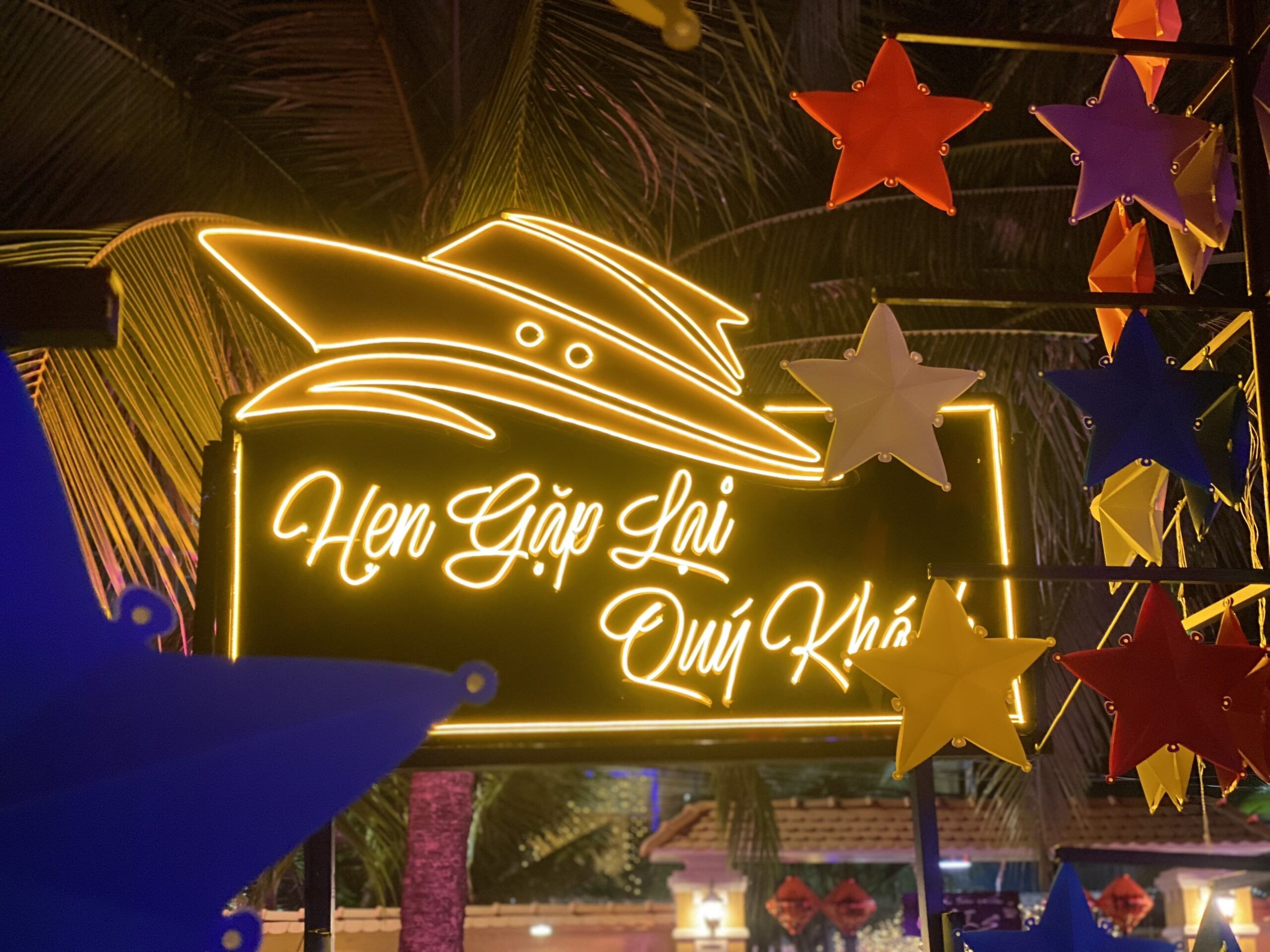 Biển vẫy LED giúp cửa hàng nổi bật về đêm