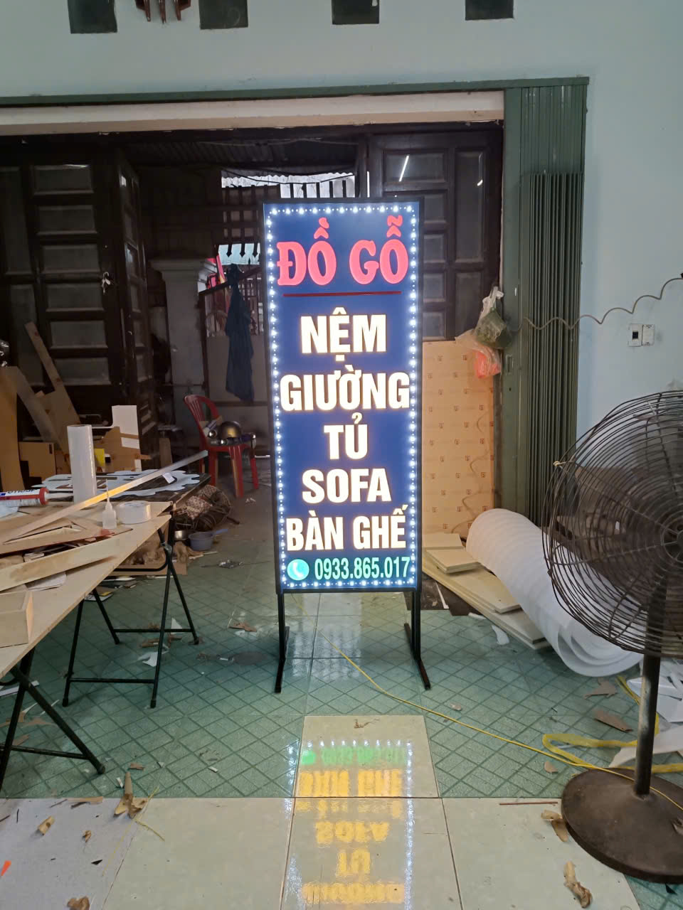 Bảng LED đứng liệt kê sản phẩm đồ gỗ đang bật thử tại xưởng
