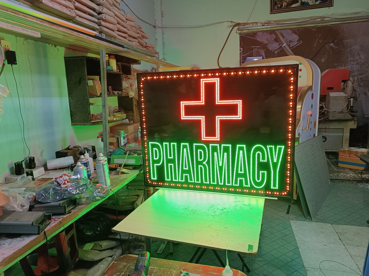Bảng LED Pharmacy hình chữ thập đang bật thử tại xưởng
