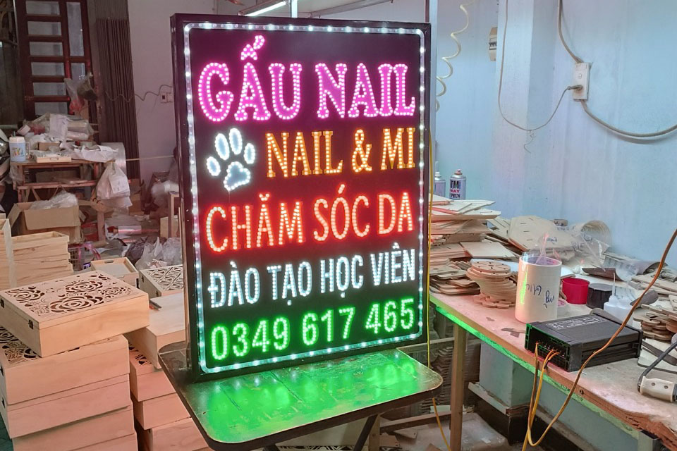 Bảng LED một mặt cho cơ sở nail và chăm sóc da đang bật thử tại xưởng