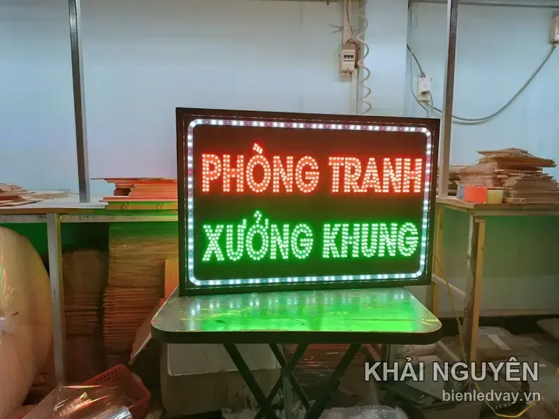 Biển vẫy LED Phòng Tranh Xưởng Khung, chữ đỏ xanh và viền sáng