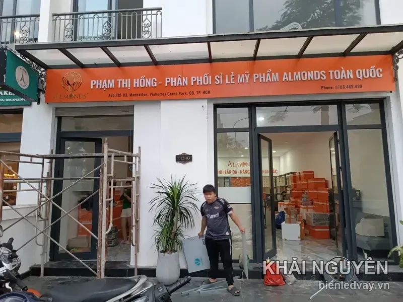 Bảng hiệu alu tiệm makeup, mỹ phẩm - Almonds (Pham Thi Hong) do Khải Nguyên thi công