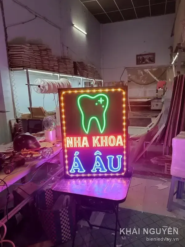 Biển vẫy LED nha khoa - Nha Khoa Á Âu do Khải Nguyên thi công