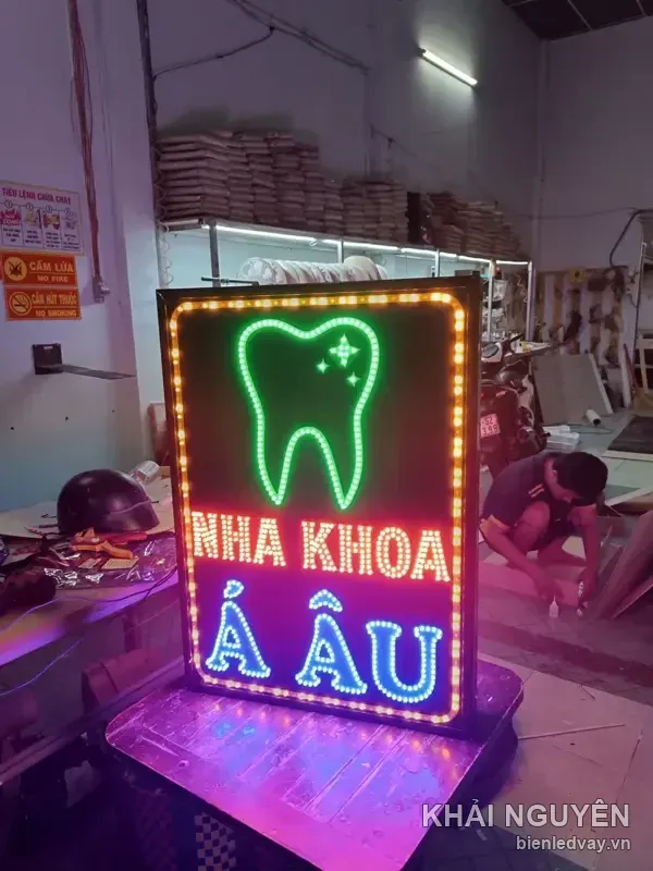 Biển vẫy LED nha khoa - Nha Khoa Á Âu do Khải Nguyên thi công