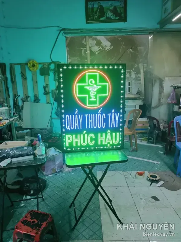 Biển vẫy LED Nhà Thuốc Phúc Hậu với viền bóng sáng