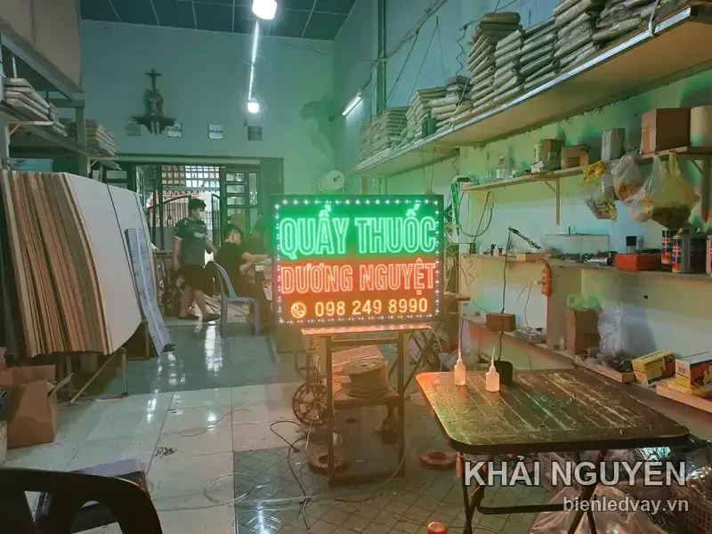 Biển vẫy LED Nhà Thuốc Dương Nguyệt đang bật sáng