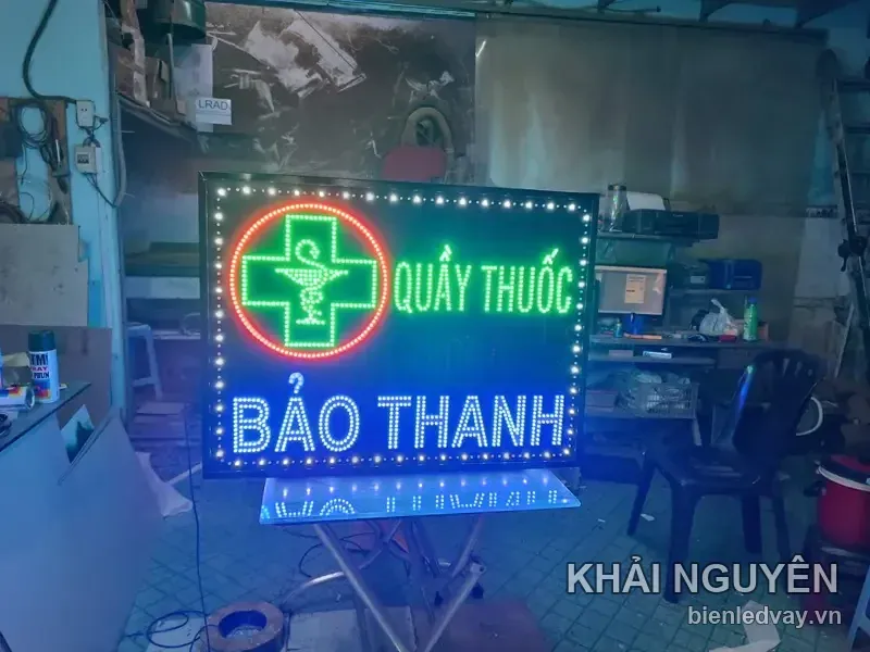 Biển vẫy Quầy Thuốc Bảo Thanh với hình chữ thập xanh