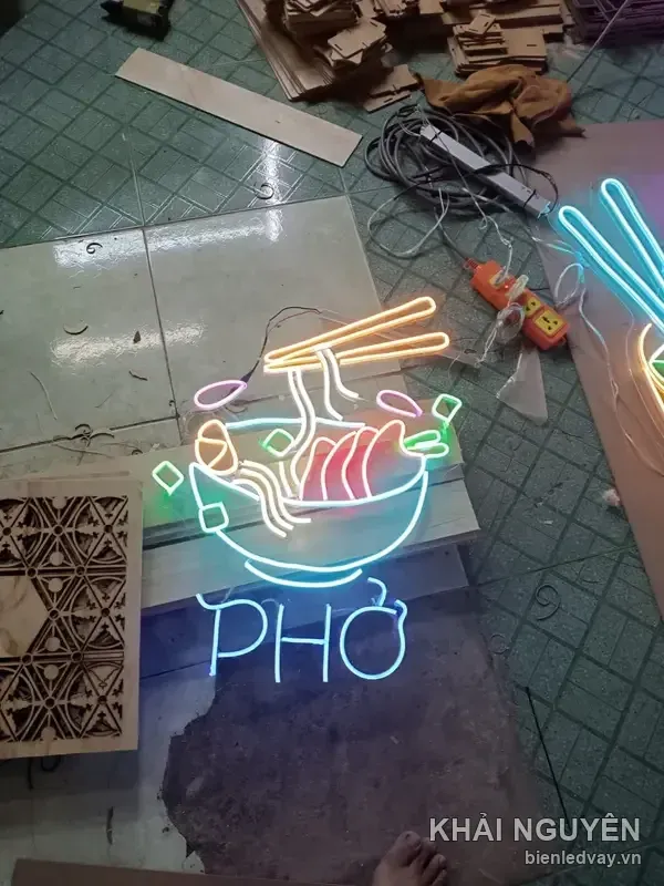Biển vẫy LED quán phở - PHỞ do Khải Nguyên thi công