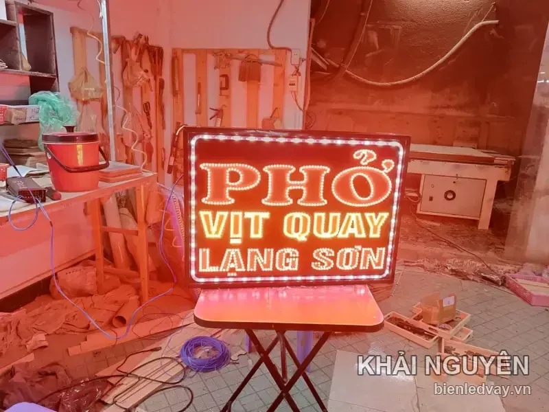 Biển vẫy LED quán phở do Khải Nguyên thi công