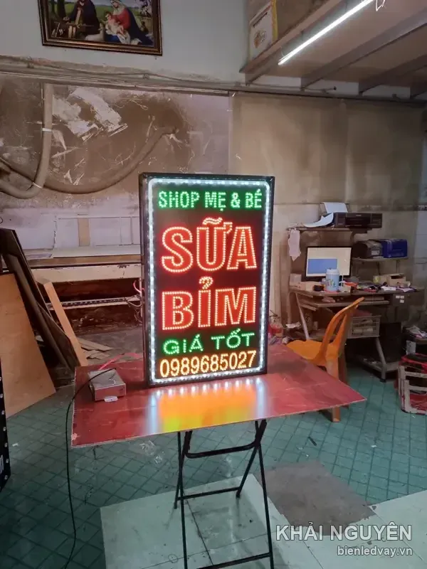 Biển vẫy LED Shop Mẹ và Bé, chữ Sữa Bỉm Giá Tốt, chụp chính diện
