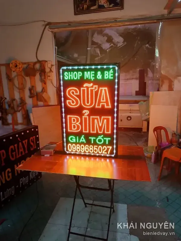 Biển vẫy LED Shop Mẹ và Bé Sữa Bỉm Giá Tốt, chụp nghiêng tại xưởng