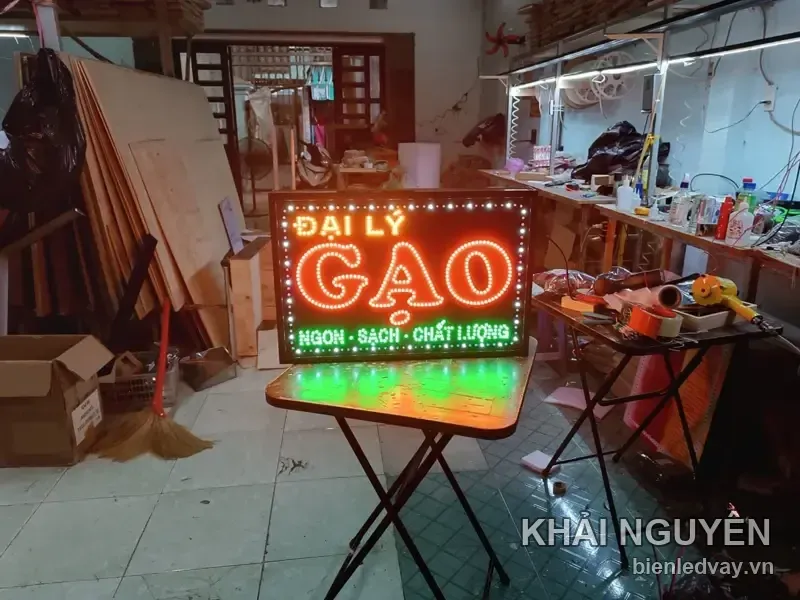 Biển vẫy LED cửa hàng tạp hóa - Đại Lý Gạo do Khải Nguyên thi công