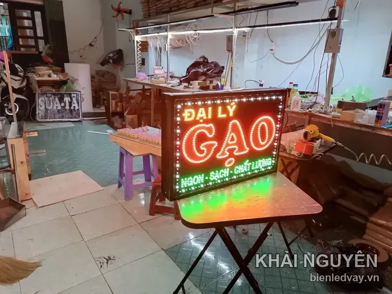 Biển vẫy LED cửa hàng tạp hóa - Đại Lý Gạo do Khải Nguyên thi công