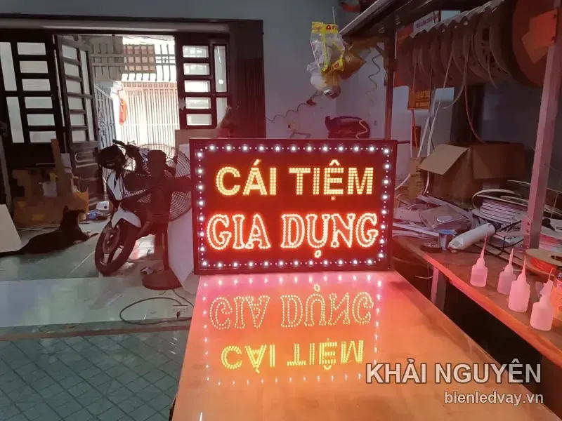 Biển vẫy LED cửa hàng tạp hóa - Cái Tiệm Gia Dụng do Khải Nguyên thi công