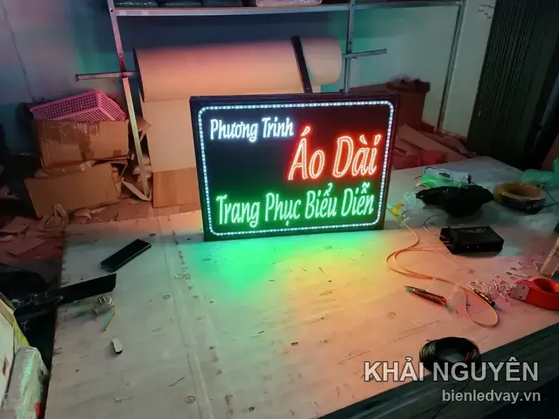 Biển vẫy LED shop thời trang, quần áo - Phương Trinh do Khải Nguyên thi công