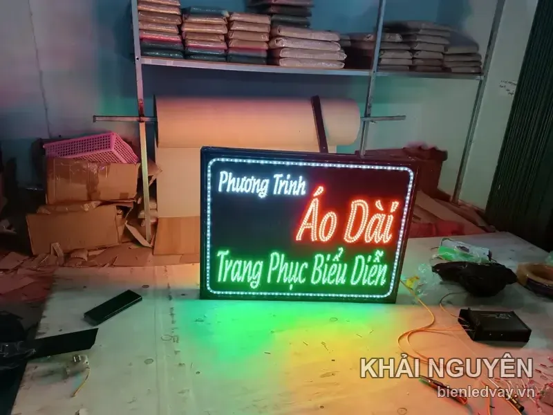 Biển vẫy LED shop thời trang, quần áo - Phương Trinh do Khải Nguyên thi công