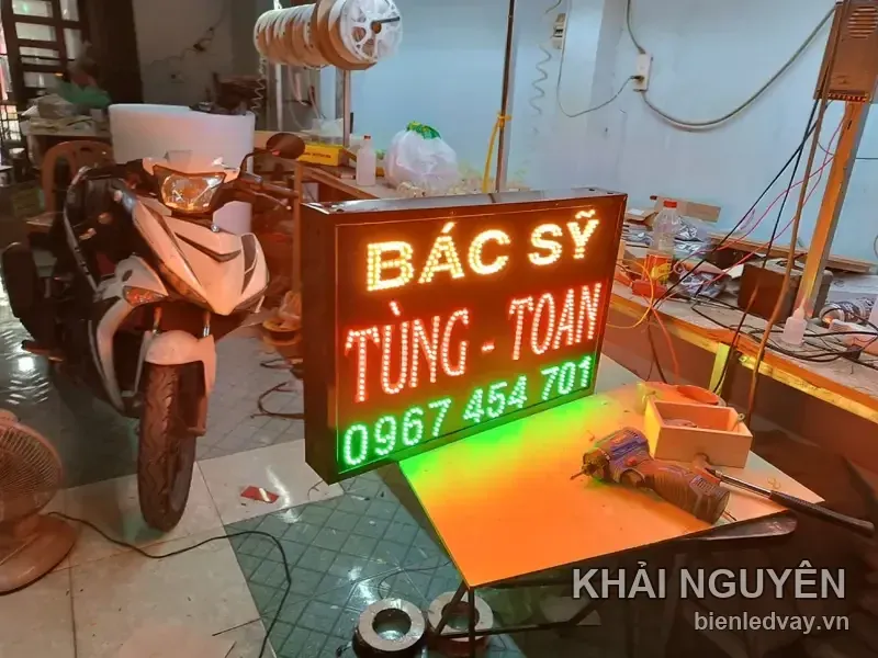 Biển vẫy LED chữ Bác Sỹ Tùng - Toàn, góc chụp nghiêng tại xưởng