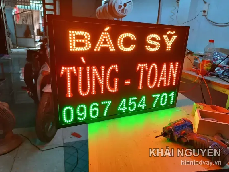 Biển vẫy LED chữ Bác Sỹ Tùng - Toàn và số điện thoại, chụp chính diện