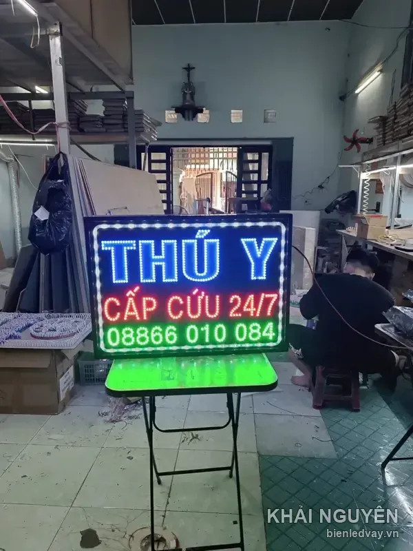 Biển vẫy LED chữ Thú Y, Cấp Cứu và số điện thoại, chụp chính diện