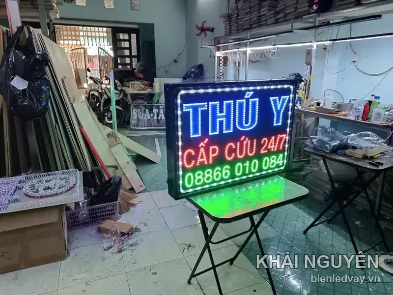 Biển vẫy LED chữ Thú Y và Cấp Cứu, chụp nghiêng tại xưởng