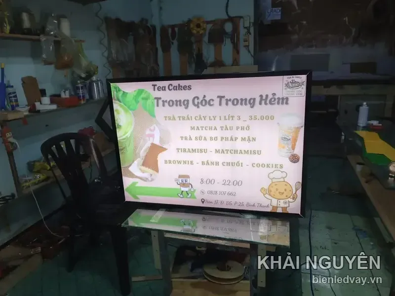 Hộp đèn menu Tea Cakes Trong Góc Trong Hẻm, nền sáng, chụp tại xưởng