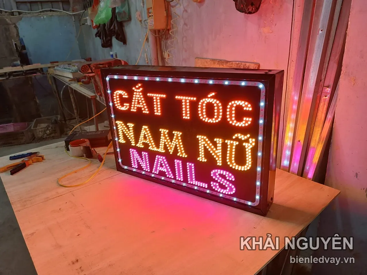 Biển vẫy LED cắt tóc nam nữ chữ đỏ cho tiệm tóc