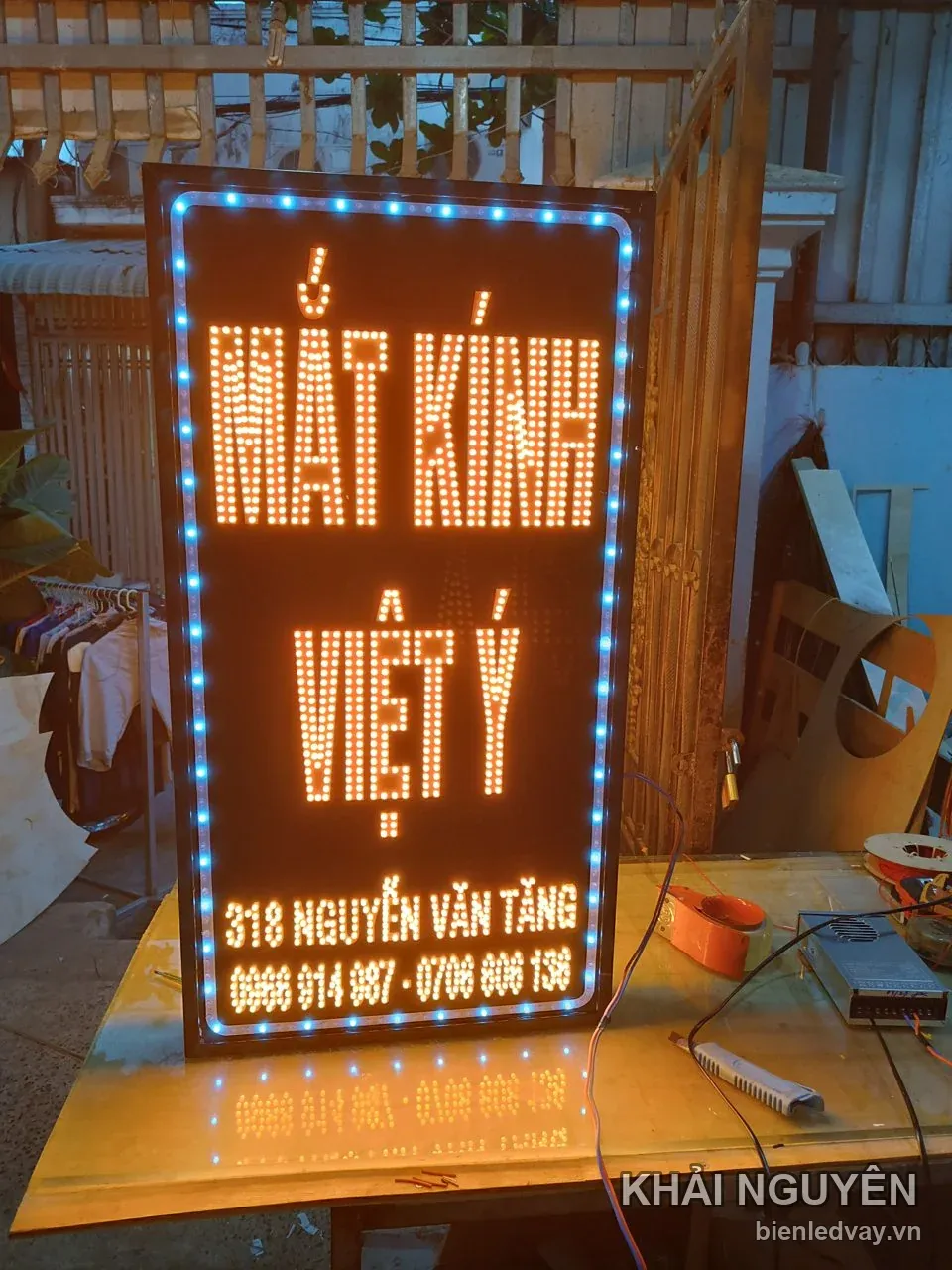 Biển vẫy LED dọc chữ MẮT KÍNH VIỆT Ý vàng kèm địa chỉ, viền bóng LED xanh dương quanh khung