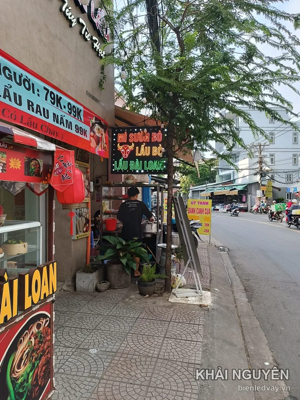 Biển LED món Mì Sườn Bò, Lẩu Bò và Lẩu Đài Loan lắp vuông góc mặt tiền ban ngày