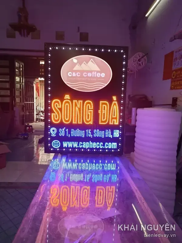 Biển vẫy LED C và C Coffee nền đen, chữ SÔNG ĐÀ cam, địa chỉ và web caphecc.com màu xanh, viền LED bóng tròn trắng.