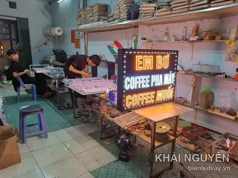 Biển vẫy LED nền đen, chữ EM BƠ màu cam, hai dòng Coffee Pha Máy và Coffee Muối, viền LED bóng tròn, hoàn thiện tại xưởng