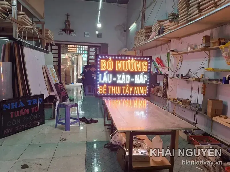 Thử đèn biển vẫy tại xưởng trước khi giao