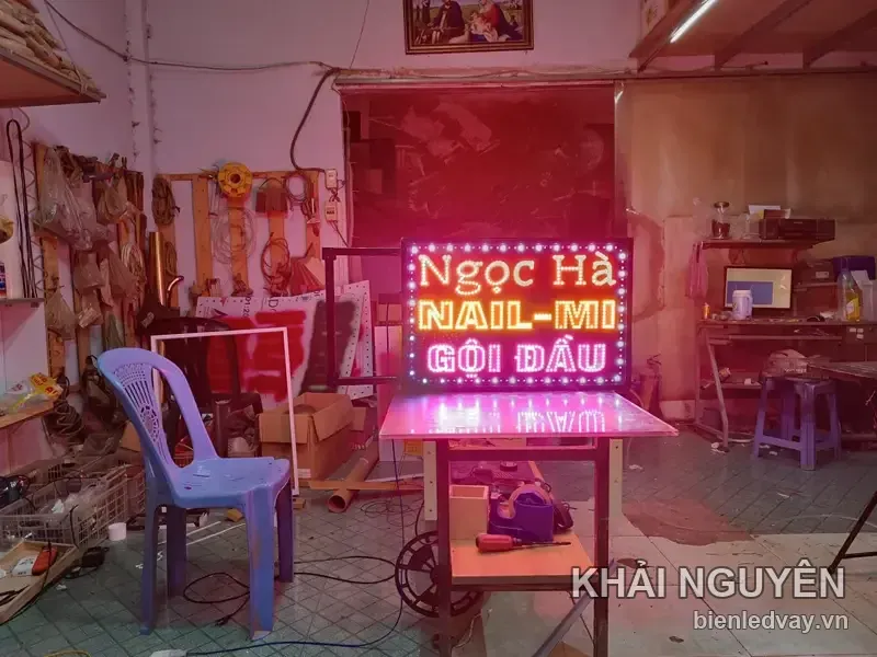 Biển vẫy nền đen chữ LED Ngọc Hà đỏ