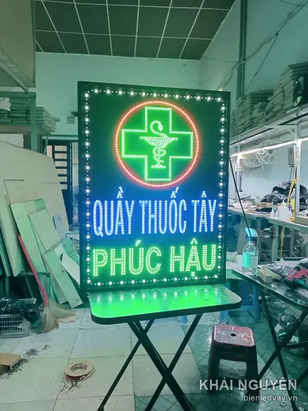Biển vẫy Phúc Hậu nền đen, dòng QUẦY THUỐC TÂY xanh dương, PHÚC HẬU xanh lá và thập giá xanh trong vòng đỏ