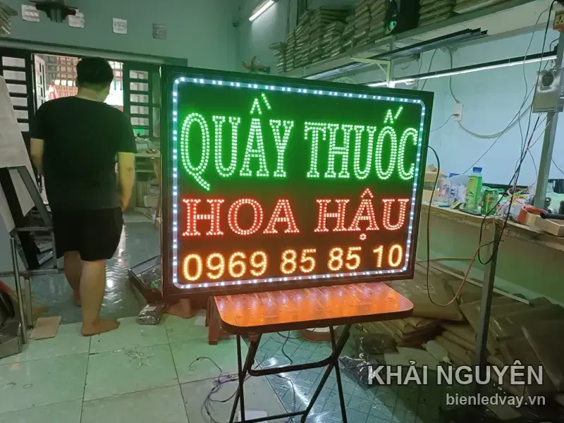 Biển vẫy Quầy Thuốc Hoa Hậu có chữ xanh lá và đỏ, số liên hệ màu vàng cùng viền bóng LED trắng