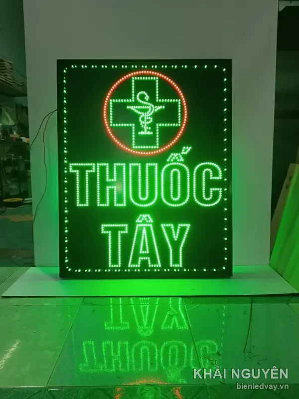 Biển vẫy THUỐC TÂY chữ LED xanh lá, chữ thập đỏ lồng biểu tượng rắn quấn ly, viền LED trắng, nền đen