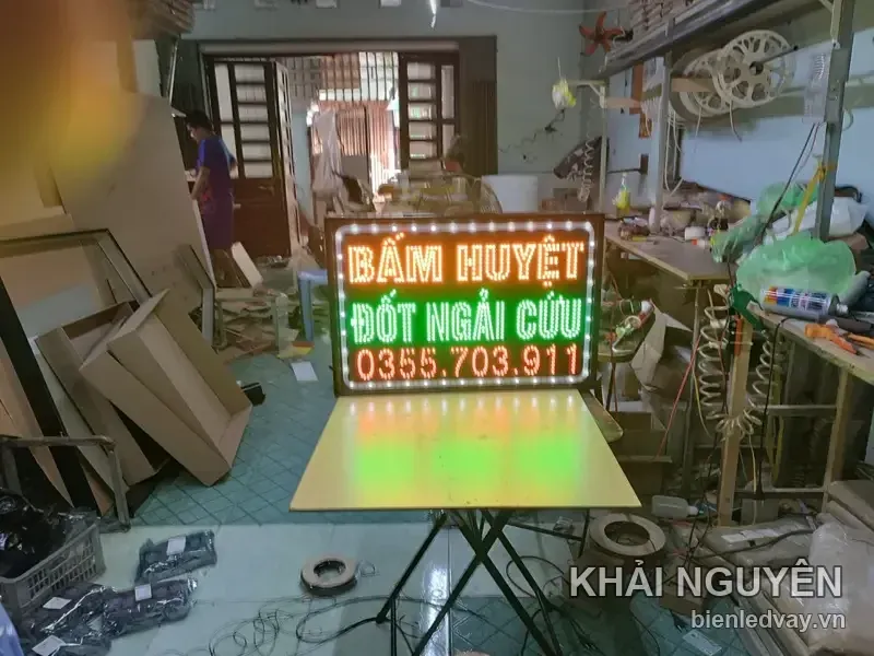 Biển vẫy LED ngang Bấm Huyệt, Đốt Ngải Cứu kèm số liên hệ trên biển, viền bóng tròn, đang chạy thử ở xưởng