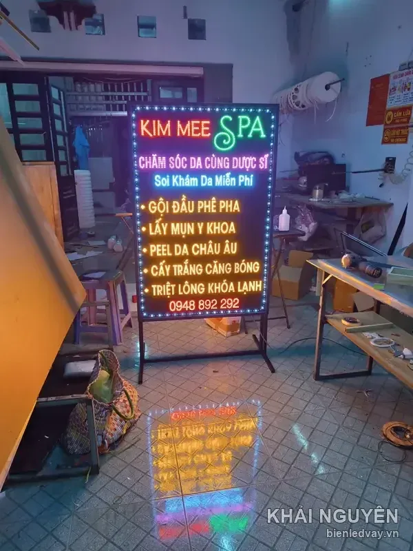 Biển vẫy Kim Mee Spa dạng đứng, chữ đỏ CHĂM SÓC DA CÙNG DƯỢC SĨ, dòng xanh Soi Khám Da Miễn Phí, danh mục dịch vụ chữ cam