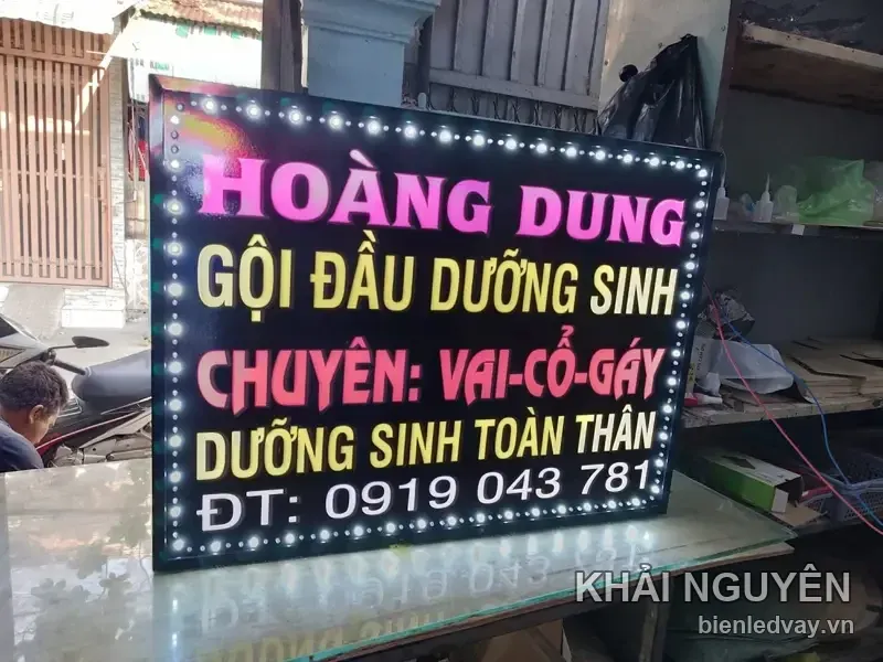 Biển vẫy Hoàng Dung nền đen, tên chữ hồng, dòng gội đầu dưỡng sinh vàng kèm số điện thoại, viền bóng LED trắng