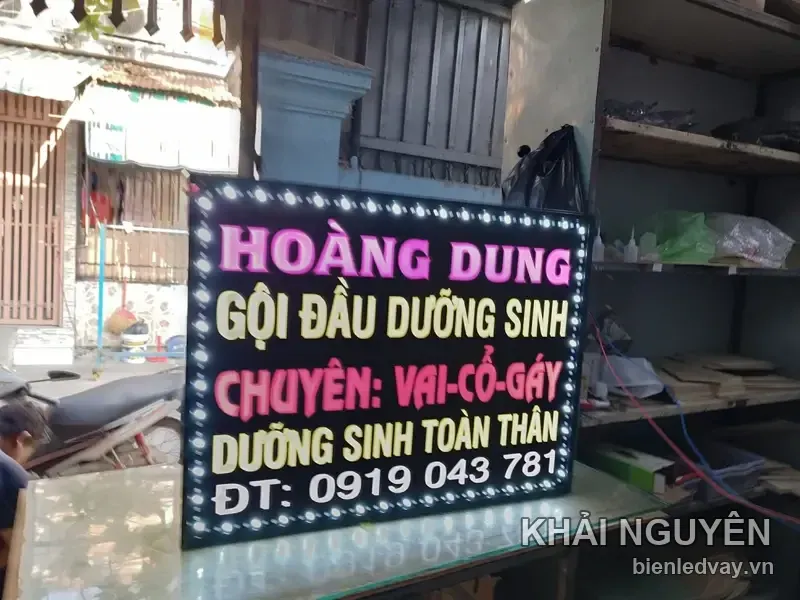 Cận cảnh biển vẫy HOÀNG DUNG đang sáng, viền LED bóng tròn chớp quanh khung, chữ hồng - vàng - trắng
