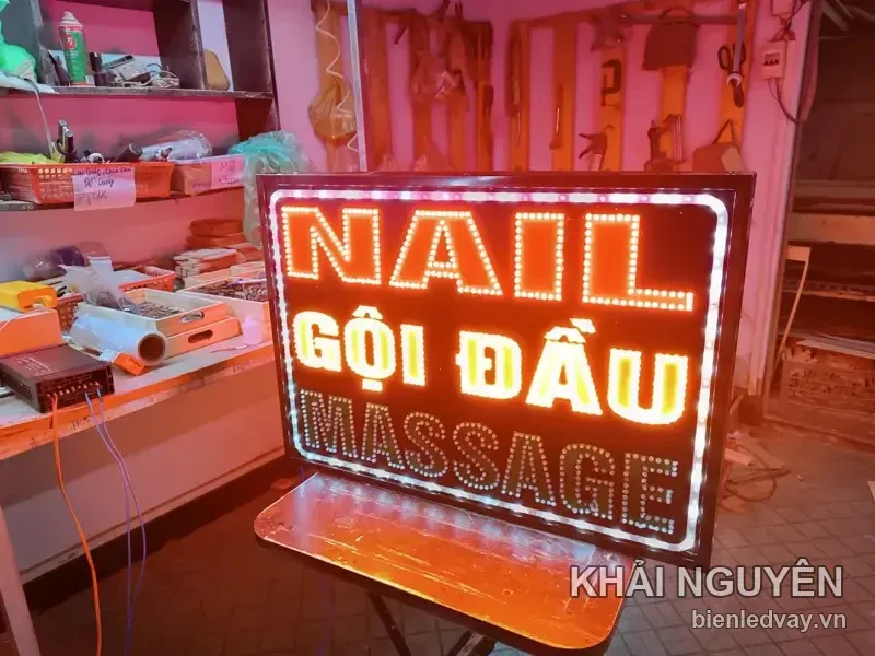 Biển vẫy NAIL GỘI ĐẦU MASSAGE ở chế độ sáng vàng trắng