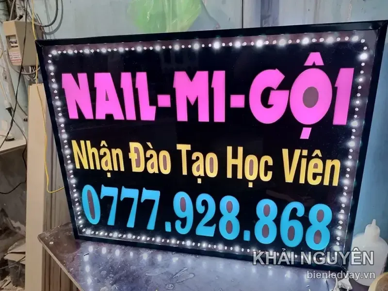 Biển vẫy NAIL-MI-GỘI chữ hồng trên nền đen