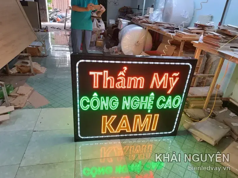 Biển vẫy KAMI chữ LED Thẩm Mỹ đỏ, CÔNG NGHỆ CAO xanh lá, KAMI vàng, viền bóng trắng, dựng dưới nền xưởng