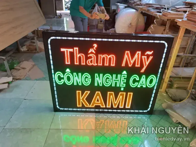 Biển vẫy KAMI kiểu LED ma trận: Thẩm Mỹ chữ đỏ, Công Nghệ Cao xanh lá, tên KAMI vàng, viền LED trắng