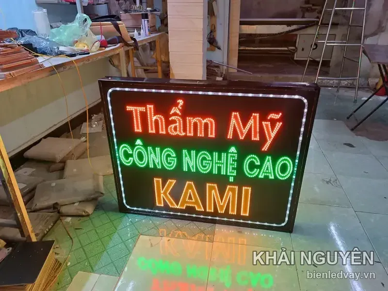 Biển vẫy KAMI khung nâu: chữ Thẩm Mỹ đỏ, CÔNG NGHỆ CAO xanh lá, KAMI vàng cam, viền LED trắng