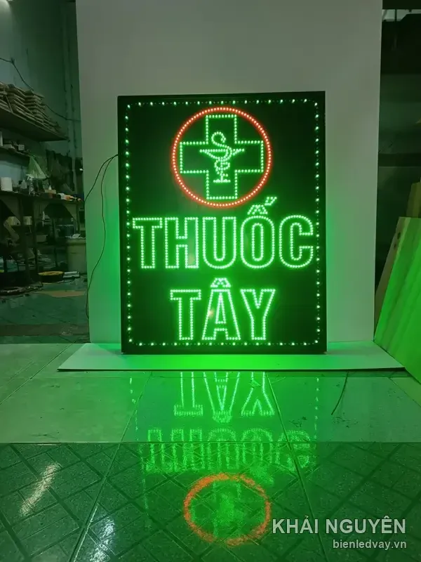 Biển vẫy LED THUỐC TÂY chữ xanh lá, chữ thập và biểu tượng cốc rắn trong vòng tròn đỏ, viền LED trắng