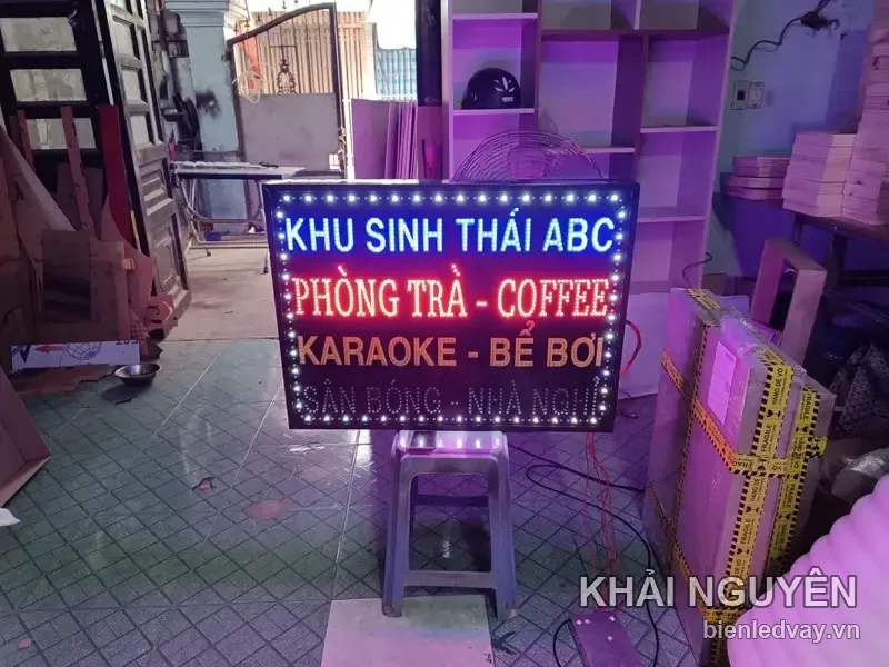 Mẫu biển vẫy LED Khu Sinh Thái ABC có chữ nhiều màu trên nền đen, liệt kê phòng trà coffee, karaoke và bể bơi.