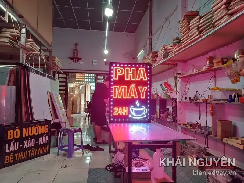 Biển vẫy đứng Pha Máy 24H, chữ LED màu đỏ và hình ly cà phê trắng trên nền đen, viền bóng nhấp nháy.