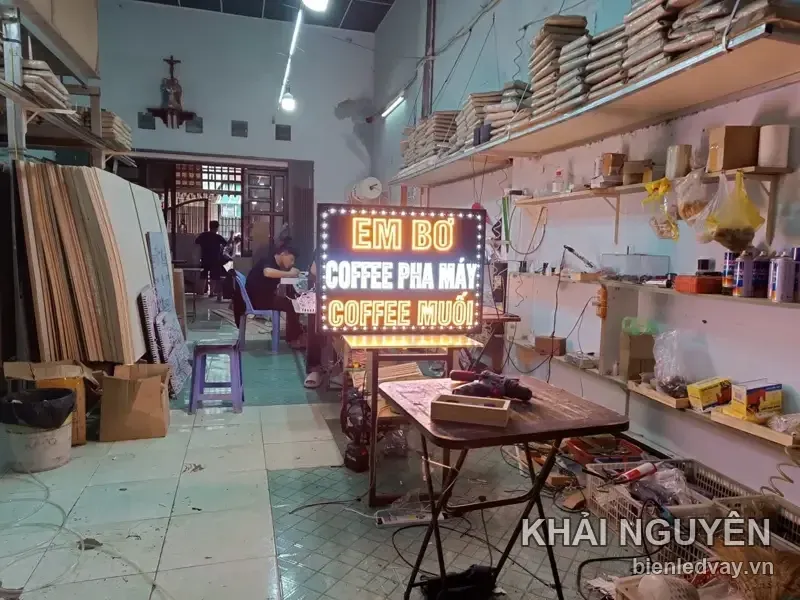 Biển vẫy Em Bơ với dòng Coffee Pha Máy và Coffee Muối, chữ LED màu vàng trắng, viền bóng tròn sáng.